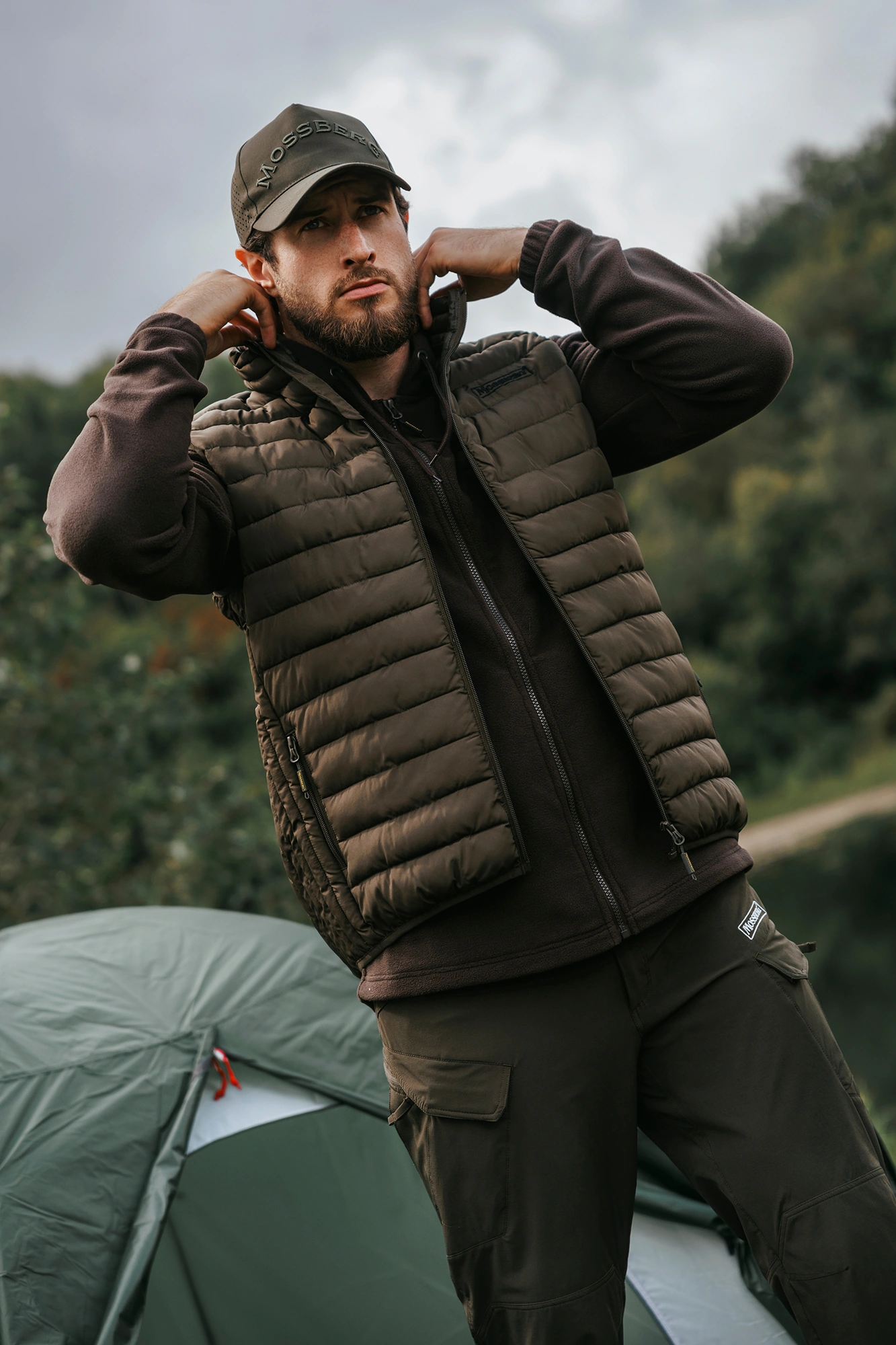 Рыбак поправляет воротник жилетки с технологией DWR.