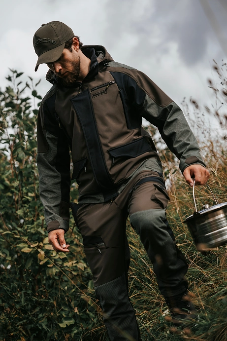 Охотник в костюме Mossberg с ведром воды в руке.