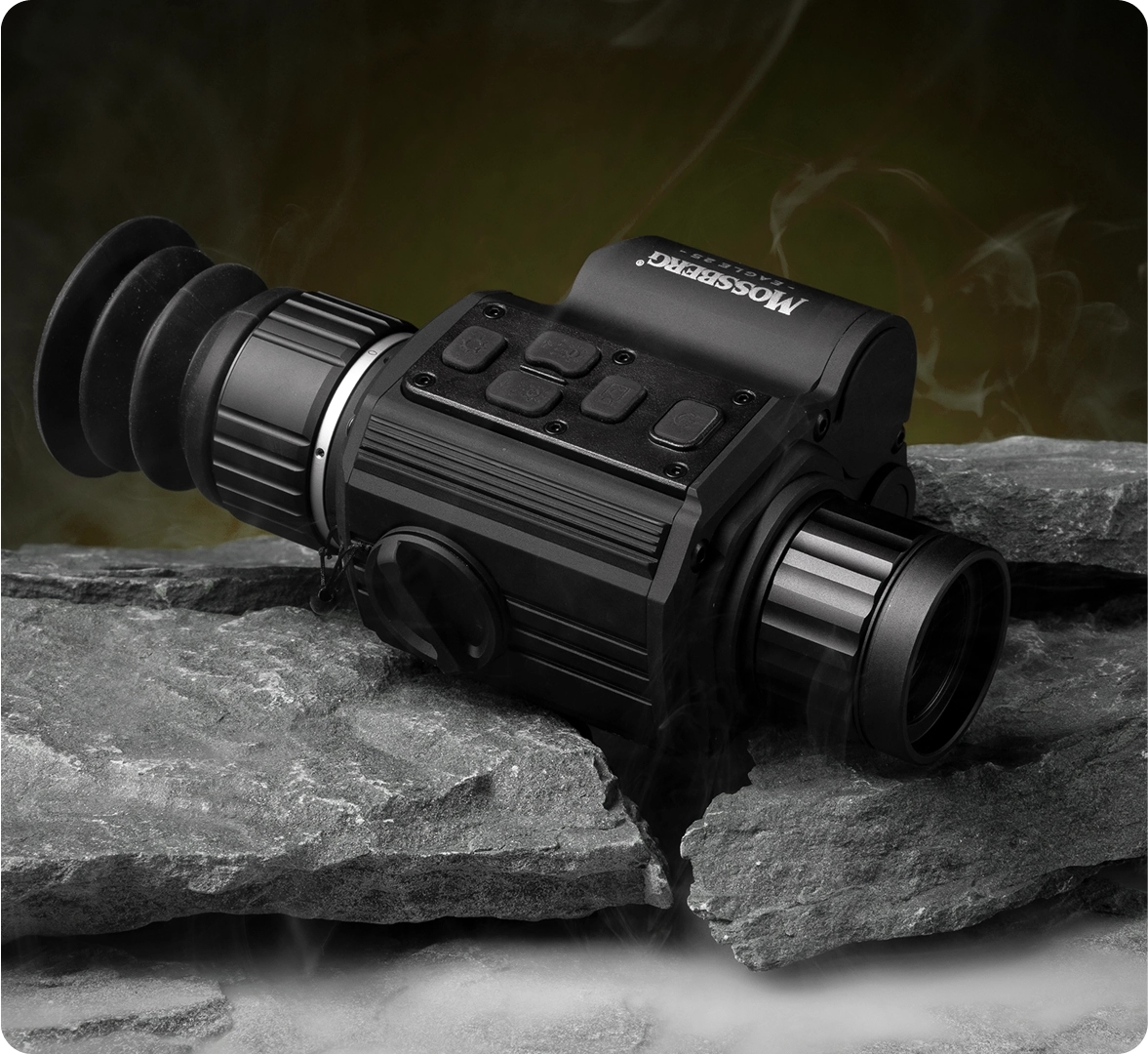 Демонстрация навигационных кнопок тепловизионного прицела Mossberg Eagle S25 на левой стороне.